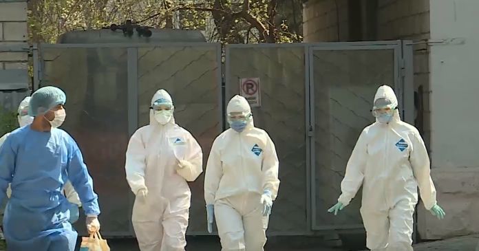 Экипировку врачей из COVID-отделений выбрасывали с обычным мусором.