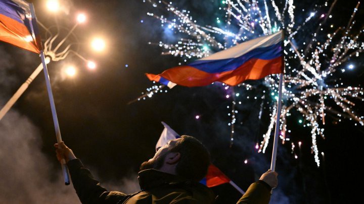 В Донецке ночью люди вышли на улицы праздновать признание независимости Россией.