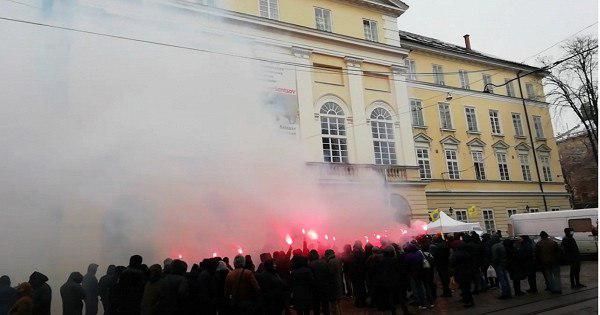 Во Львове протестующие штурмовали здание горсовета и выломали дверь.
