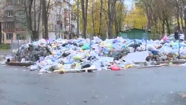 Столичные власти до сих пор не могут решить вопрос складирования бытовых отходов на Рышкановке.