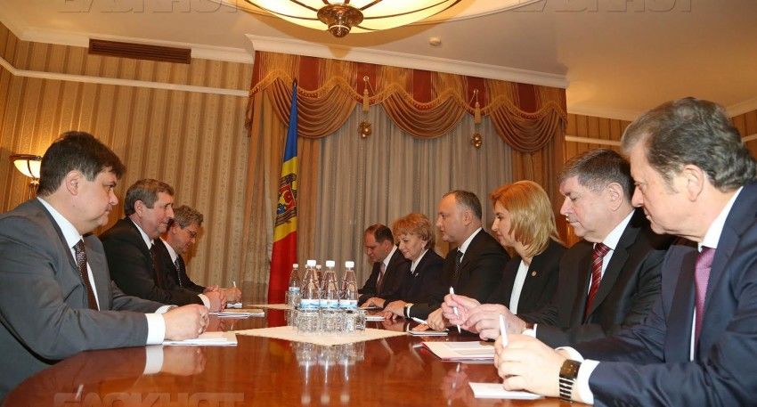 Игорь Додон принял у себя в резиденции правительственную делегацию из Беларуси.