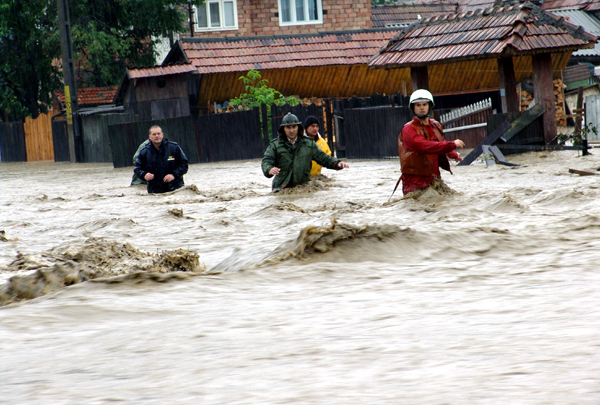 Si Italia se lupta in continuare cu inundatii devastatoare. Ploile care nu se opresc de o saptamana in nordul Italiei a facut a cincea victima, iar pagubele materiale sunt enorme.