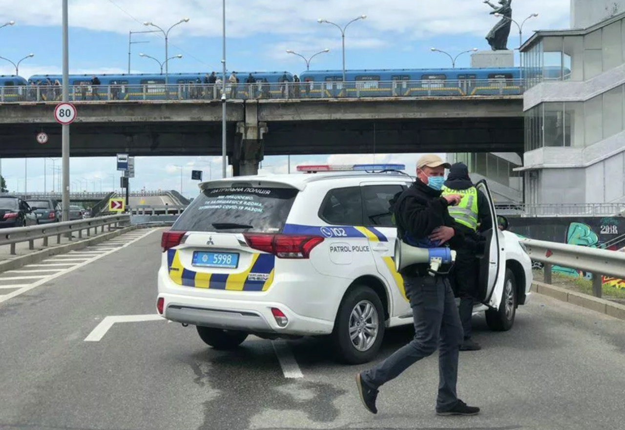 Террорист заперся в киевском бизнес-центре и угрожает взорвать бомбу.