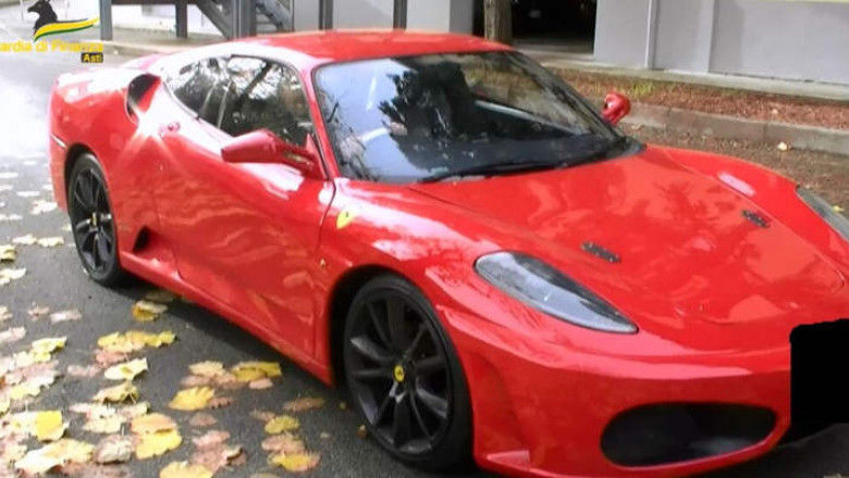 В Италии мужчина превратил старую Toyota в Ferrari.
