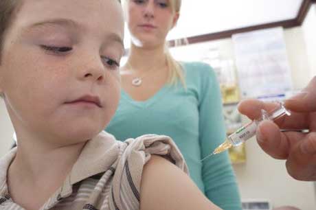 Avocatul parlamentar a sesizat CC în baza multiplelor plîngeri din partea părinţilor care nu sînt de acord cu vaccinarea obligatorie a copiilor.