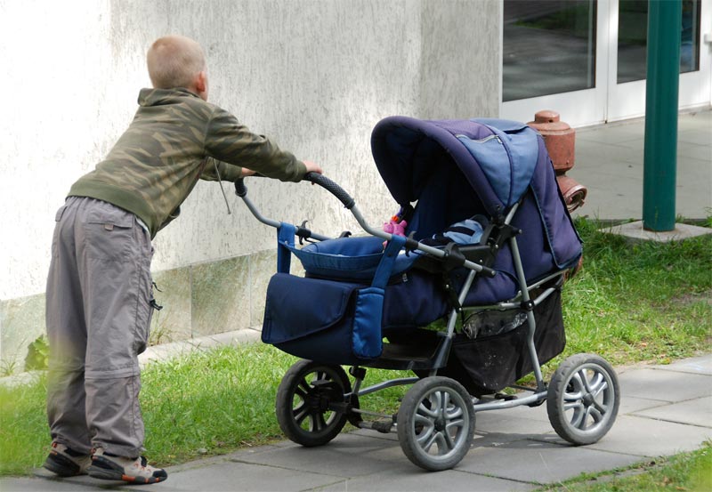 Medicii spun că micutul a fost adus mort, aşa că nu s-a mai putut face nimic. Deocamdată nu se ştie dacă tatăl micuţului era sau nu în stare de ebrietate. 