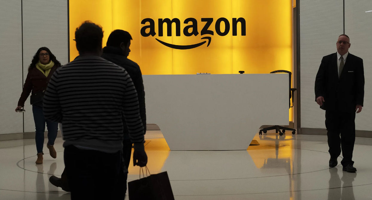 Amazon увольняет несколько сотен сотрудников: делает акцент на ИИ.