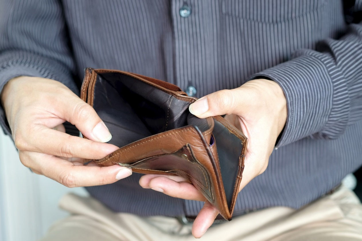 Jumătate de milion de români și-au retras economiile din bănci din cauza inflației și a fricii de recesiune.