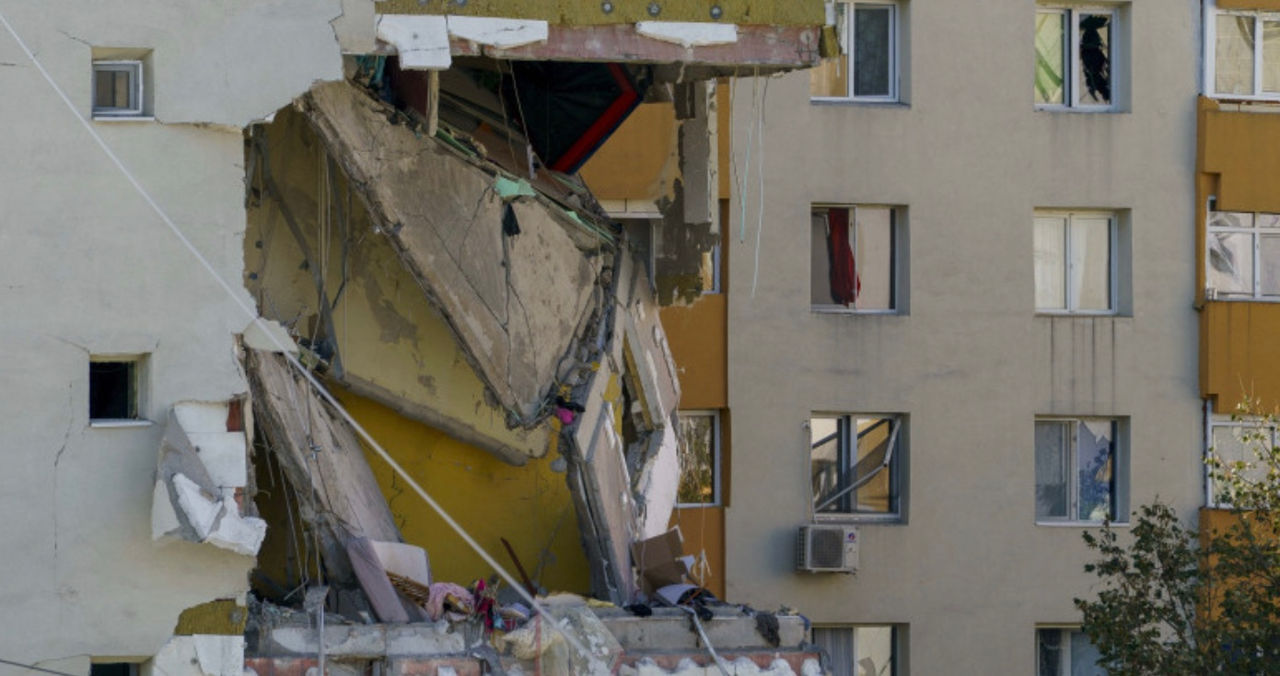 Explozia dintr-un bloc din București: Anchetatorii iau în considerare două ipoteze.