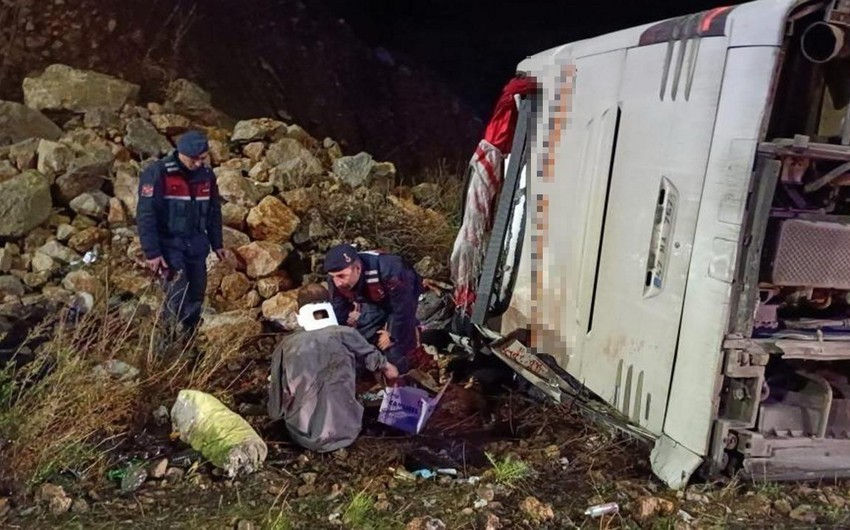 В Турции перевернулся автобус на пути в Анталию: 9 человек погибли, 30 пострадали.