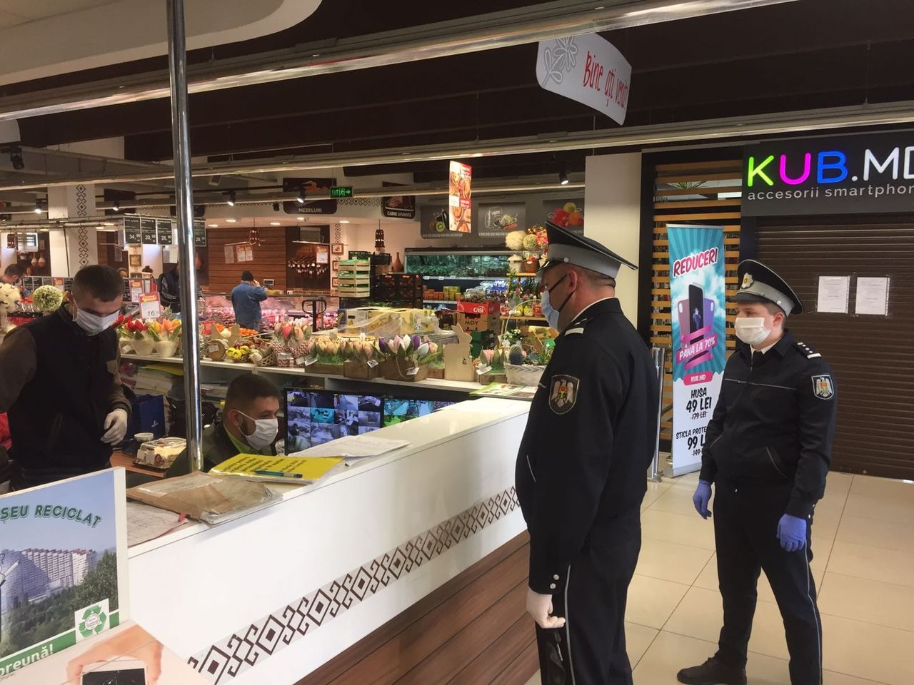 Полиция напоминает гражданам о соблюдении безопасной дистанции.