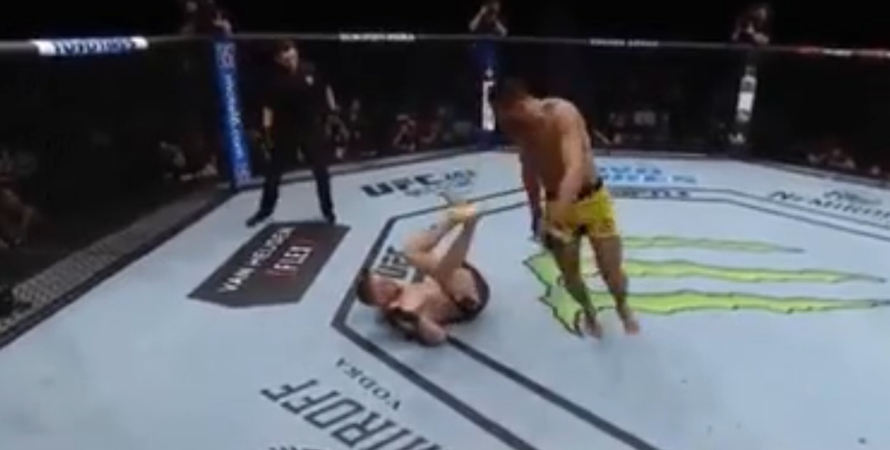 Боец UFC сделал сальто во время поединка и едва не приземлился на соперника.
