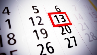 Ziua de "Vineri 13" este percepută drept cea mai ghinionistă dintre toate, deoarece reuneşte două superstiţii: numărul 13 şi ziua de vineri.