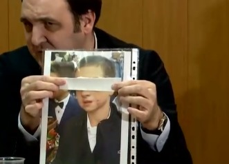 По словам матери 9-летнего мальчика, директор сначала сжала горло ребенка, а потмо поцарапала его. 