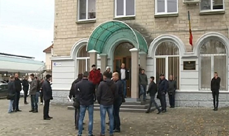 Очередь возникла из-за того, что запас разрешений, выданных Украиной иссяк еще на прошлой неделе.