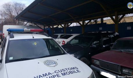 Peste 250 de articole vestimentare, transportate ilegal pentru comercializare pe piaţa locală. Foto: customs.gov.md