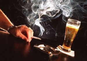 62% молдаван употребляют алкоголь, а четверть населения — активные курильщики.  Фото: nicotinu-net.ru