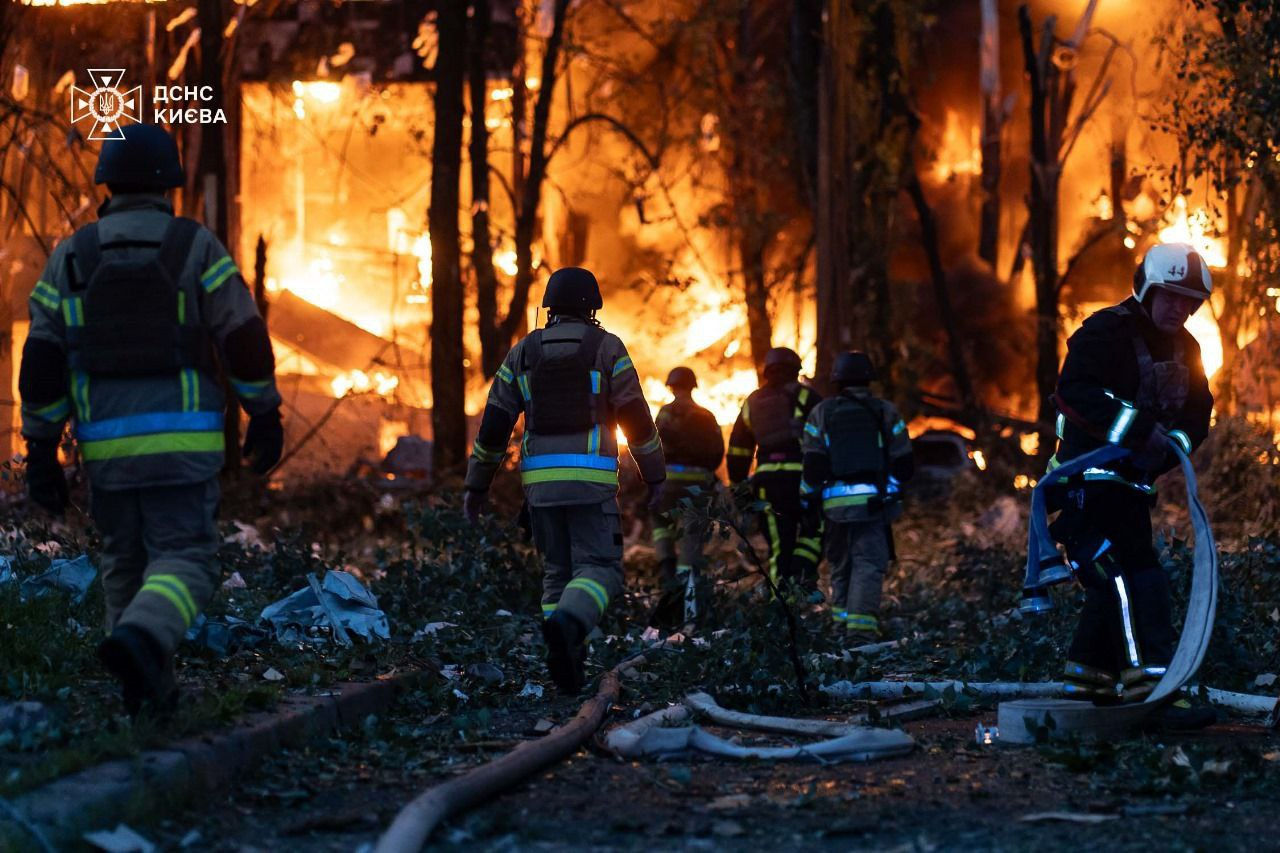 Atac asupra Kievului: 19 răniți, o cale ferată avariată și incendii în oraș.