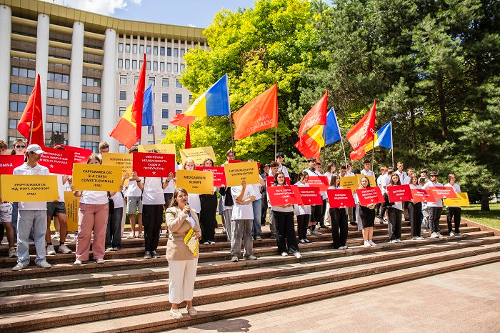 БКС провела акцию протеста у парламента.