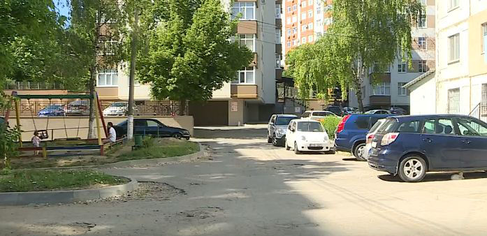 Жильцы дворов старых многоэтажек жалуются на то, что о них забыли.