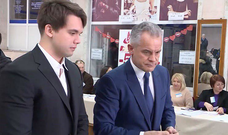 Сын Влада Плахотнюка проголосовал вместе с отцом. 