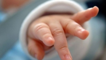 Cumplitul incident s-a produs în după amiaza zilei de duminică, în timp ce mama micuțului întindea hainele pe sfoară.