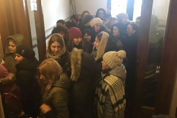 Граждане Молдовы выстроились в очередь, чтобы проголосовать в Стамбуле.