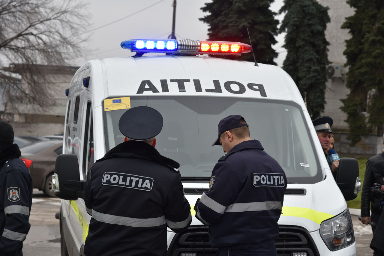 Poliția a achiziționat zece vehicule care vor îmbunătăți condițiile de transportare ale deținuților. 