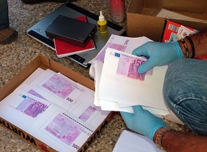 Oamenii legii urmează să stabilească dacă bancnotele au aceeași proveniență.