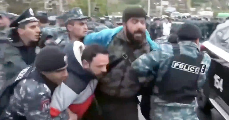 Оппозиция в Ереване перекрывает улицы: полиция начала задержания.