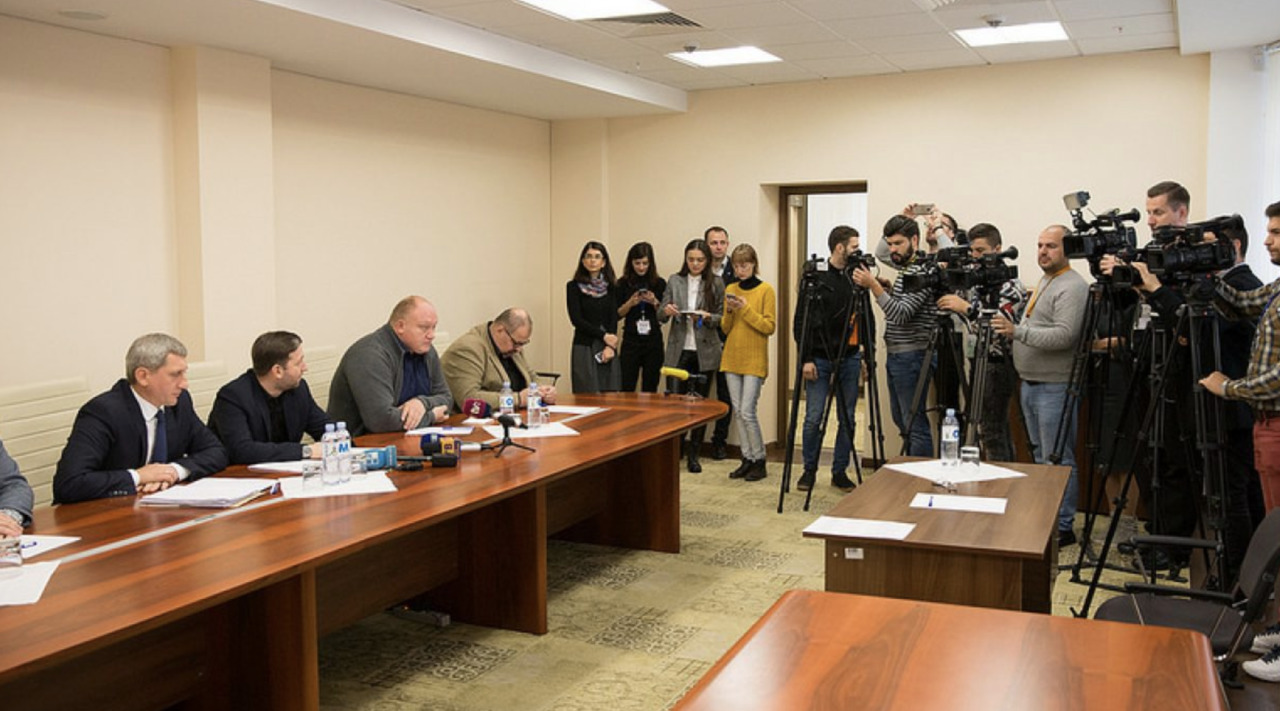 Парламент отложил слушания по делу „Open Dialog” на следующую неделю.