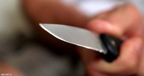 Схватив во время перепалки кухонный нож, мужчина вонзил его девушке в сердце, отчего та умерла на месте.