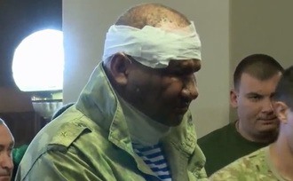 Тяжелораненый министр ДНР приехал на похороны Захарченко.