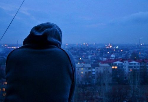 Un tânăr cu orientare sexuală netradiţională a fost agresat fizic şi violat în formă perversă de alţi doi indivizi.