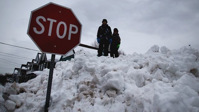 В Нью-Йорке из-за снежного шторма продлили режим ЧС.