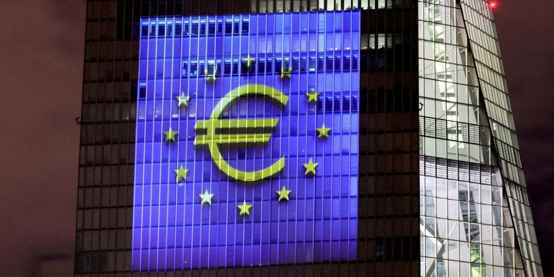 Инфляция в еврозоне снижается второй месяц подряд из-за падения цен на энергоносители.