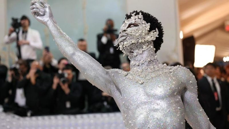 Неординарные наряды на балу Met Gala в Нью-Йорке посвятили памяти Лагерфельда.