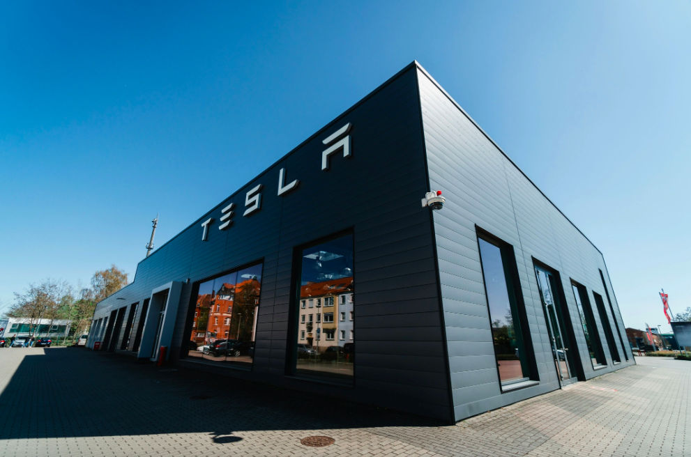 Tesla a lansat producția camionului Semi la opt ani după anunțul inițial.