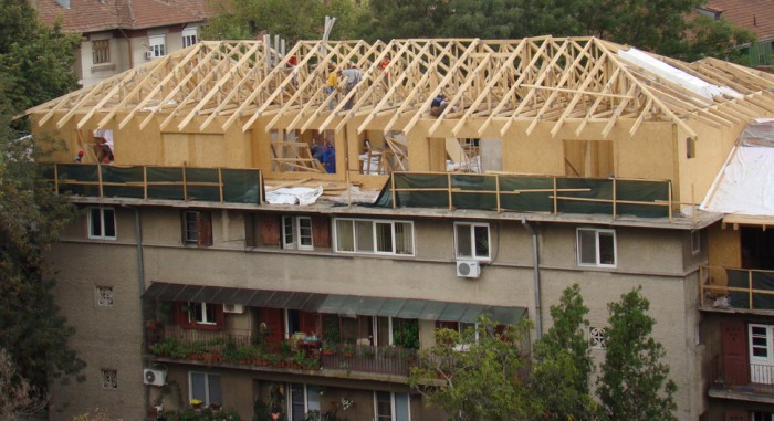 Epopeea mansardelor din capitala continua. Dupa ce saptamana trecuta un grup de oameni s-a plans ca desi au achitat banii nu si-au primit apartamantele, astazi compania de contructie a explicat de ce.