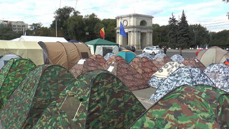 По его словам, среди манифестантов встречаются разные люди – романтики и идеалисты, а также «крысы».