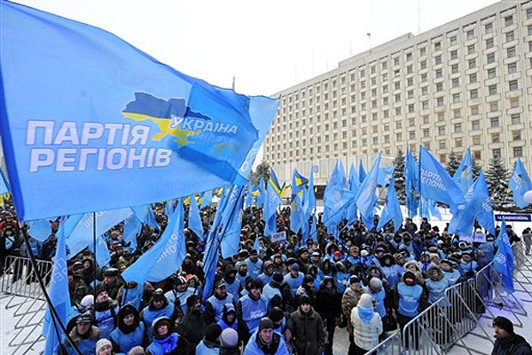Минувшей ночью сторонники Партии регионов в Мариинском парке установили около десяти армейских палаток.