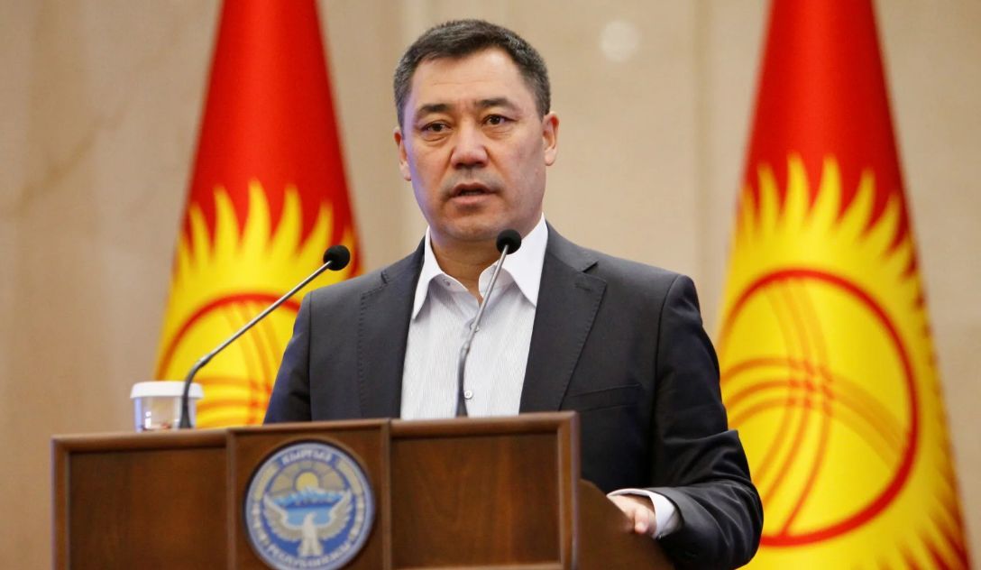 Президента Киргизии заподозрили в получении фальшивого диплома.