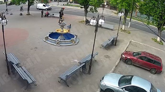 Под Киевом женщина с ребенком на плечах рухнула с 3-метрового фонтана.