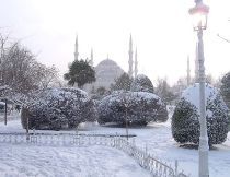 Locuitorii din centrul si nordul Turciei cu greu fac fata zapezii abundente. Foto: antena3.ro