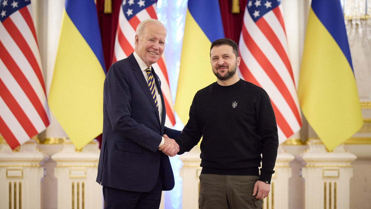 Newsweek: США во многом помогают Украине секретно.