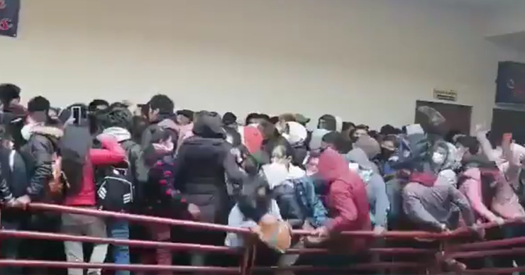 В Боливии семь студентов погибли, рухнув с балкона во время давки. 