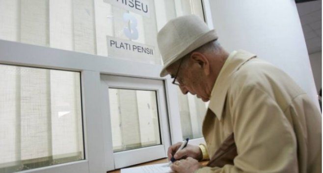 Для получения пенсий установят специальный график.
