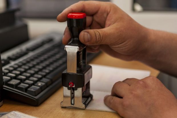 Poliţia de Frontieră anunţă că de la începutul lunii martie, în actele de călătorie ale cetăţenilor vor fi aplicate ştampile de tip nou, atât la intrarea, cât şi la ieşirea din ţară.