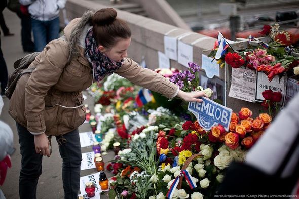 Накануне несколько тысяч человек пришли на мост на сороковой день после убийства Бориса Немцова, чтобы почтить его память.