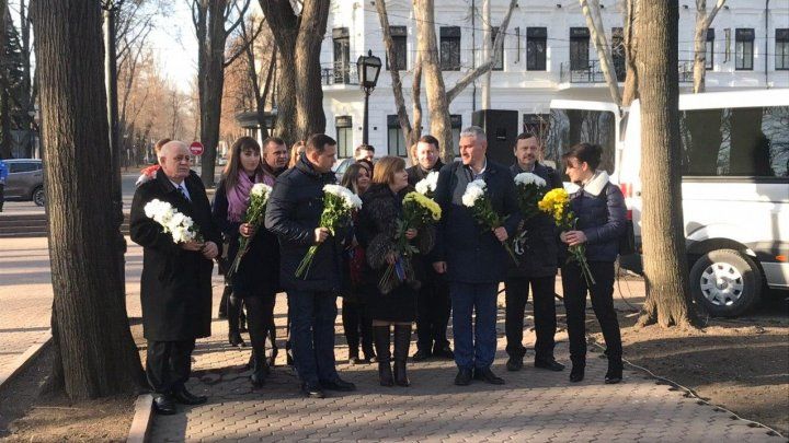 Поклонники Виеру и политики возложили цветы на Аллее классиков.